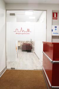 洛格罗尼奥Albergue Logroño Centro的一间办公室,设有玻璃门,通往候诊室