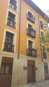 洛格罗尼奥Albergue Logroño Centro的带阳台的建筑,窗户上摆放着鲜花