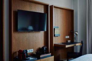 巴塞罗那Gallery Hotel 4 Sup的酒店客房的墙上配有平面电视