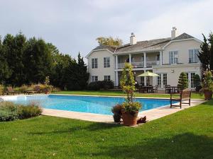 南安普敦Villa Noyaan - Luxury with pool的一座大房子,在庭院里设有一个游泳池