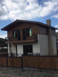 巴库里阿尼Villa Baghdo Bakuriani的房屋设有甲板和阳台