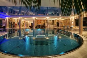 比亚沃维耶扎彼奥维斯基酒店/会议及康体中心/Spa的大楼内的大型游泳池