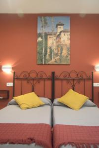 马德里阿雷索尔旅馆的卧室内两张并排的床