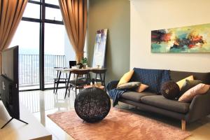吉隆坡Moka Eko Cheras的客厅配有沙发和桌子