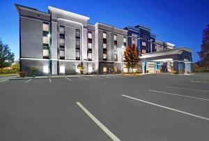 东叙拉古Hampton Inn & Suites by Hilton Syracuse Dewitt的大楼前的一个空停车位