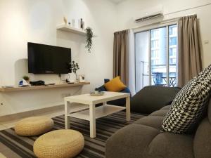 梳邦再也Subang City Residence, 8-9 pax with Balcony, Walking Distance to Summit, 5min to Sunway的带沙发和电视的客厅