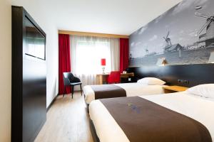 赞丹巴斯滕赞丹酒店的酒店客房设有三张床和一个大壁画