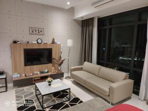 努沙再也Kumkum Homestay Studio的带沙发和电视的客厅