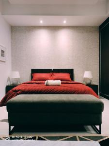 努沙再也Kumkum Homestay Studio的一间卧室配有红色的床和红色枕头