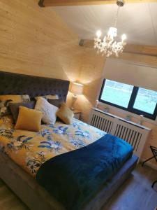 BoyhollaghThe Lodge Mountain View Log Cabin , Attymass Ballina的一间卧室配有一张床和一个吊灯