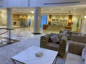 哈费尔巴廷فندق بــــاســــيل的大厅,带有沙发和柜台的酒店