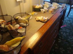 卡梅尔绿灯旅馆的木台,上面有食物篮子