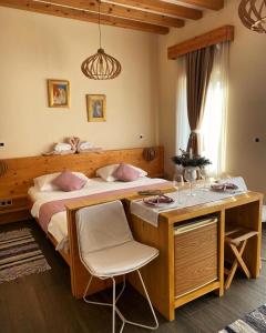 Rakitje萨格勒布假日公园的一间卧室配有一张大床、一张桌子和一张桌子
