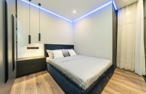 基辅Modern loft style apartment的一间小卧室,卧室内配有一张床铺