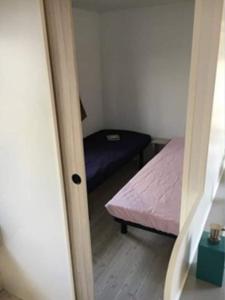 利托Sublima的小房间设有一张床,小房间设有一张床。