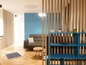 亚霍里纳CENTRALA Jahorina的带沙发和蓝色架子的客厅