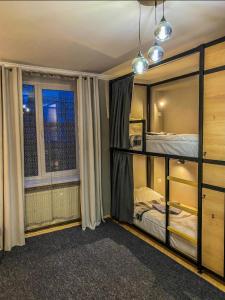 伊万诺-弗兰科夫斯克Ehostel360的一间卧室设有两张双层床和一扇窗户。