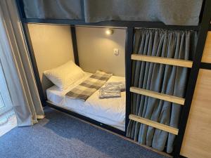 伊万诺-弗兰科夫斯克Ehostel360的一张小床,位于带双层床的房间,冒着危险