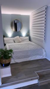 内坦亚Luxury Rooftop Apartment in Netanya的一间卧室配有一张带镜子的大床