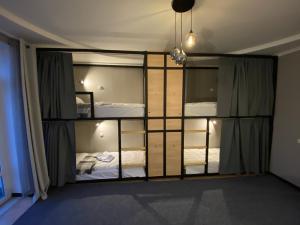 伊万诺-弗兰科夫斯克Ehostel360的客房设有两张双层床和镜子
