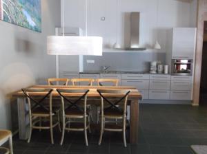 萨拉Sallainen Panvillage的厨房配有木桌和椅子