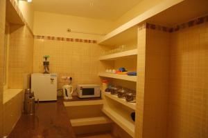 埃尔加德Cliffhanger Retreat的小厨房配有冰箱和微波炉。
