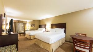 坎卢普斯假日套房酒店-坎卢普斯的酒店客房设有两张床和电视。