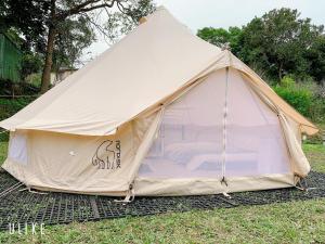 南庄乡星原谷露营区的坐在草地上的帐篷