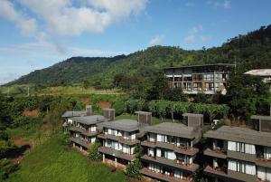 考科Sirinati Khao Kho - Adults Only的享有高山上公寓大楼的空中景致
