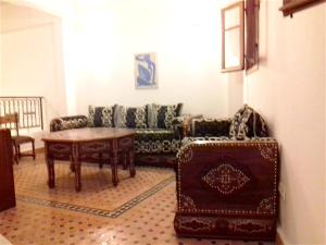 3 bedrooms house at Rabat 800 m away from the beach with furnished terrace的休息区
