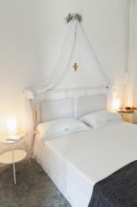 切列梅萨皮卡2 bedrooms house with private pool and furnished garden at Ceglie Messapica的白色卧室配有两张床和一张桌子