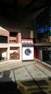 巴伦西亚德亚尔坎塔拉Studio with enclosed garden and wifi at Valencia de Alcantara的客房内设有带炉灶和洗碗机的厨房