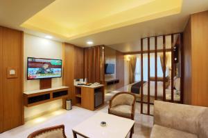 古尔冈Hotel Omega - Gurgaon Central的酒店客房,配有床和电视