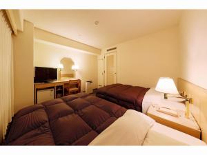 米子市米子华盛顿广场酒店的酒店客房配有两张床和一张书桌