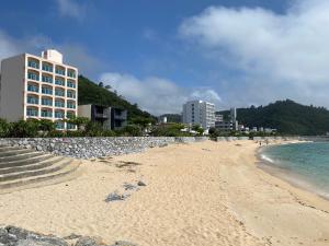 名户名户樱野之家酒店的一片沙滩,酒店背景