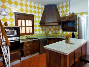 蒙地卡罗El Mirador的厨房设有黄色和白色的墙面