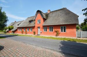 密德鲁姆Reethus Doerpsend Haus 2的路边的橙色房子
