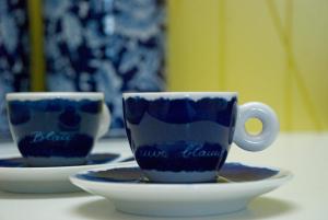 奈梅亨海特布劳乌尔早餐加卧室旅馆的桌上的两杯蓝白杯子和碟子