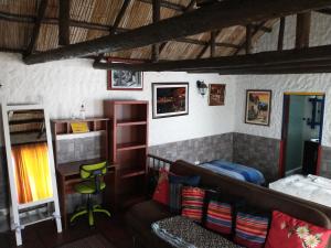 波哥大Apartaestudio tipo cabaña的客房设有一张床、一张桌子和一把椅子。