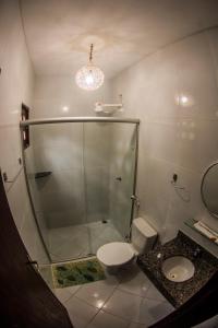 皮帕Chalés Pipa的带淋浴、卫生间和盥洗盆的浴室