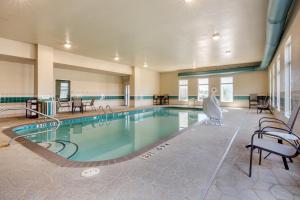 布赖恩特Comfort Inn & Suites Bryant - Benton的在酒店房间的一个大型游泳池
