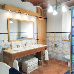 Puerto AltoAlojamiento Rural Medios Panes的浴室设有2个水槽和镜子