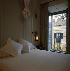 拉·格兰哈·圣·伊尔德拉格兰哈旅馆的一间卧室设有一张床和一个大窗户