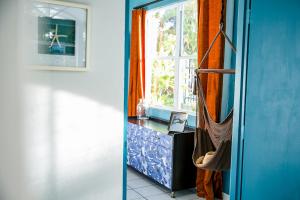 圣胡安Numero Uno Beach Apartments的一间带窗户和窗帘的浴室