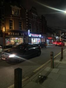 伦敦Frances St House的夜间停在城市街道上的汽车