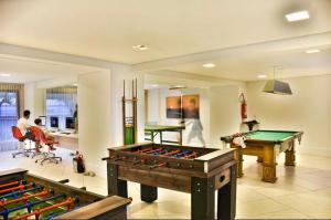 福塔莱萨Landscape Beira Mar Meireles的一间带台球桌和乒乓球桌的房间