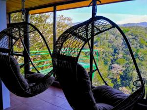 蒙泰韦尔德哥斯达黎加哥斯达黎加彩虹谷山林小屋的美景客房内的两张吊床