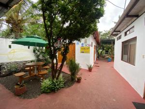 阿约拉港维斯塔马尔旅舍的一个带桌子和遮阳伞的庭院
