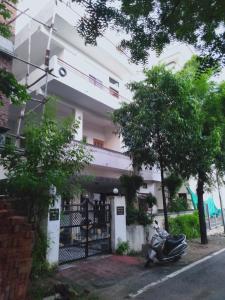 乌代浦Amritchandra homestay and hostel的停在大楼前的摩托车
