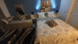 勒迪亚芒LE BLUE GROUND的卧室内两张并排的床